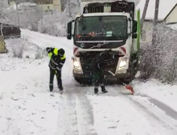 Dėl gausaus sniego ir slidžių kelių, atliekų surinkėjas atliekas gali išvežti vėliau